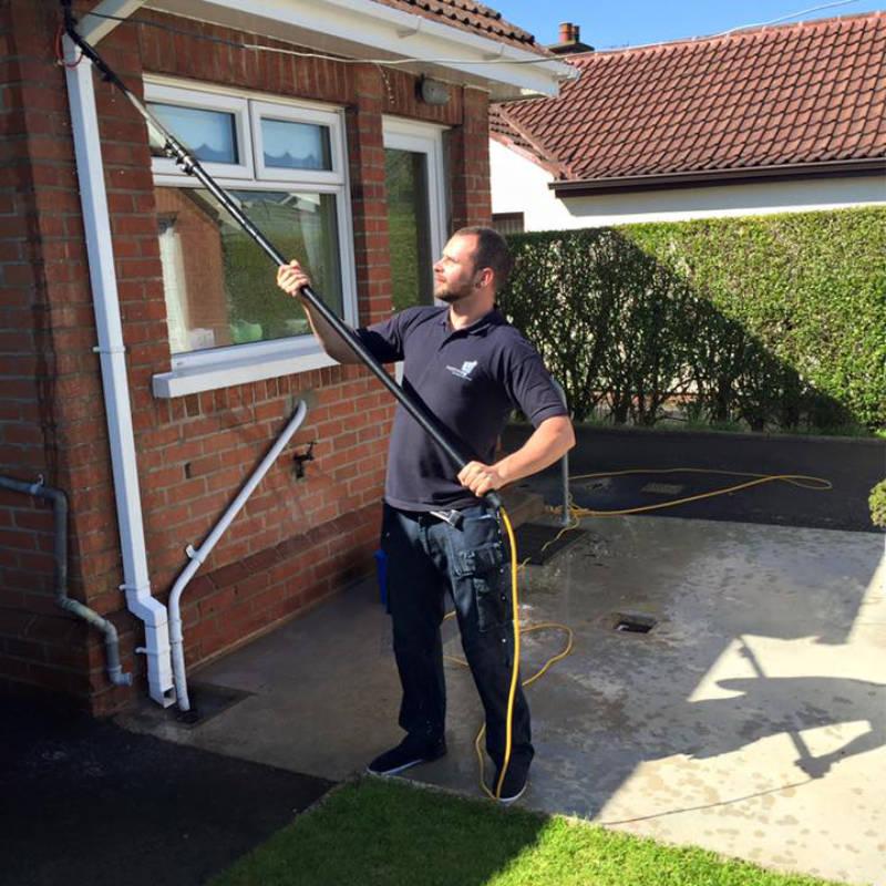 Window cleaner Moira